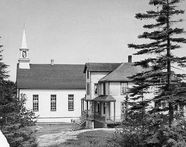 Cappella e edificio della missione sotto gli alberi