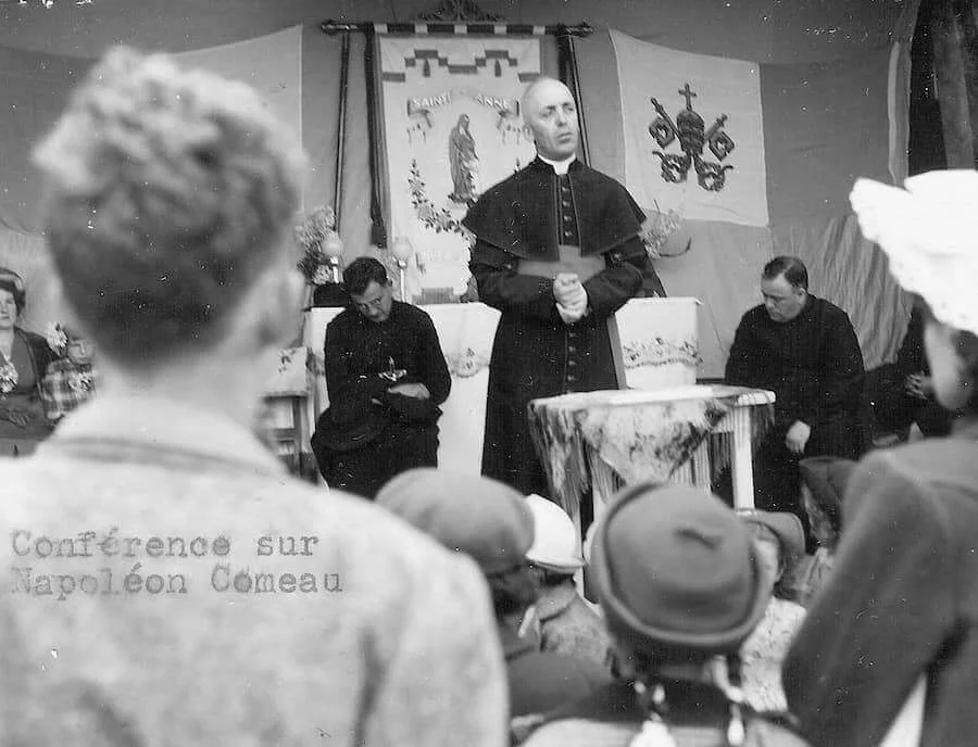 Mons. René Bélanger si rivolge all’assemblea nella cappella